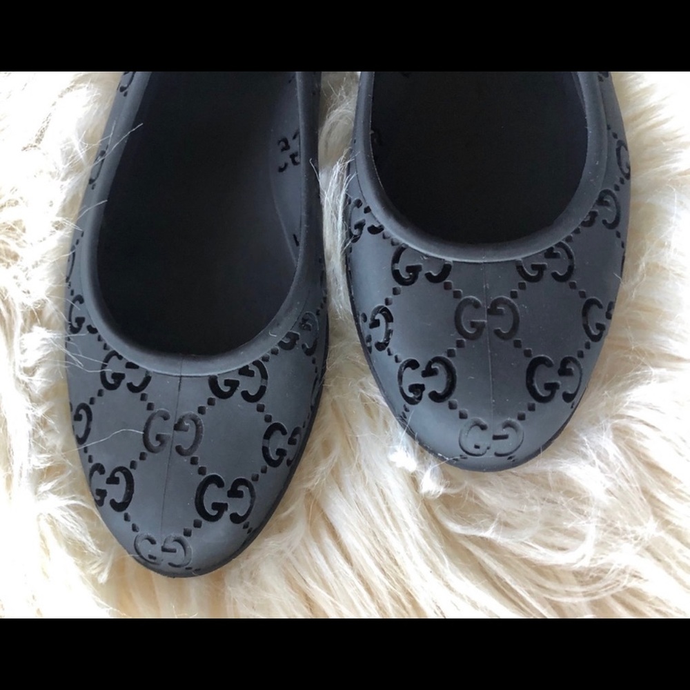 Gucci rubber flats 37